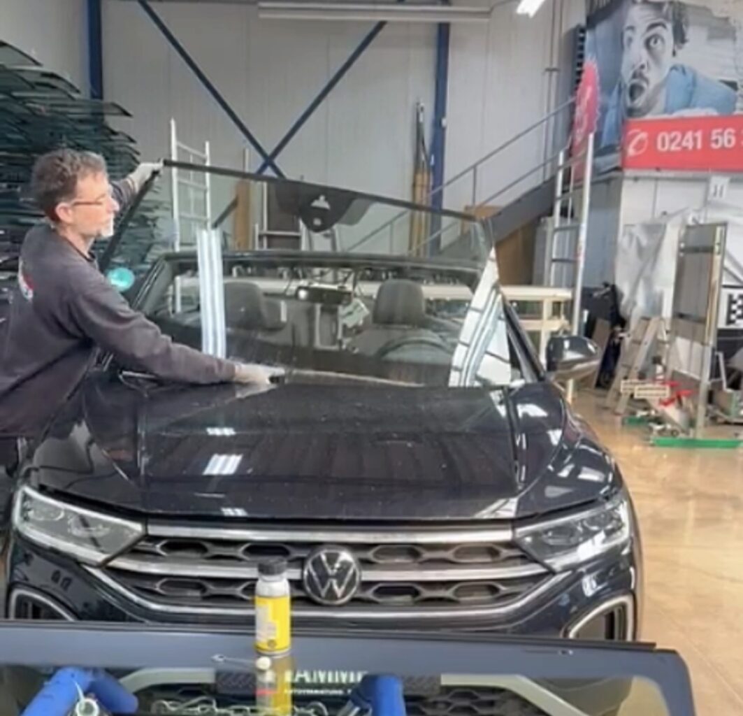 Autoglas Hammer VW Frontscheibenwechsel - Autoglas Hammer Aachen